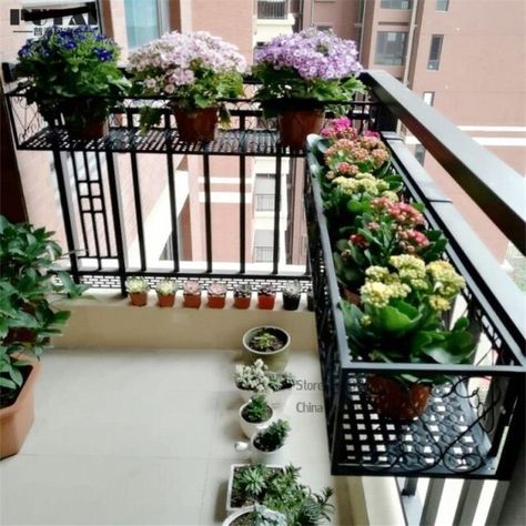 Klein Balkon Decor, Apartment Balcony Garden, Balcony Grill, Small Balcony Garden, Balcony Grill Design, Balcony Railing Design, Terrace Decor, Balcony Flowers, Small Balcony Design