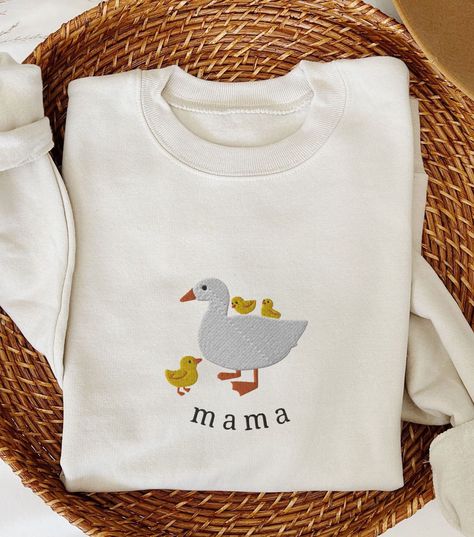 Embroidery Patterns Shirts, Machine Embroidery Shirts, Embroidery Clothing Ideas, Trending Embroidery Designs, Embroidered Clothes Ideas, Embroidered Gifts Ideas, Diy Gifts For Family, Embroidered Mama Shirt, Momma Embroidered Sweatshirt