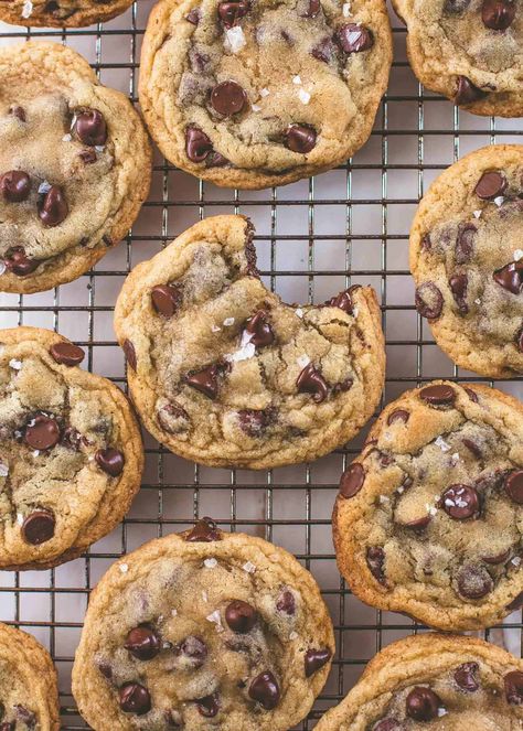 These crispy and chewy chocolate chip cookies have golden edges and soft, tender centers. Top them with a pinch of flaked sea salt. Simple Chocolate Chip Cookie Recipe, Crispy Chocolate Chip Cookies, Salted Chocolate Chip Cookies, Desserts Pictures, Soft Chocolate Chip Cookies, Chocolate Chip Cookies Recipe, Easy Chocolate Chip Cookies, Frozen Cookies, Choc Chip Cookies