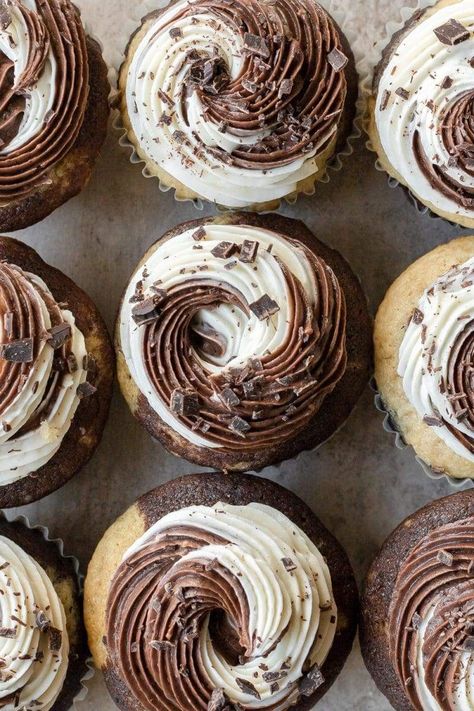 Marble Cupcakes Chocolate Bar Cupcakes, Triple Chocolate Cupcakes, Black And White Cupcakes Ideas, Winter Cupcake Flavors, Marble Cupcake Recipe, Cutest Desserts, Marbled Cupcakes, Gourmet Muffins, Brown Cupcakes