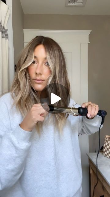 HOW DO YOU WEAR THAT™ on Instagram: "FAQ: how I wave/curl my hair! Here you go — simple and easy and quite lazy. Step by step below 👇🏼  1. Dry shampoo! Loving @livingproofinc at the moment but I’m always switching it up between a select few. I’ll share my go-tos in stories!  2. I take small-ish pieces and wrap them loosely around the iron. I don’t curl my whole head in sections, I just take random pieces — this works for me because I try to have a natural-like wave. My hair is naturally wavy-straight as I like the call it. It doesn’t dry pin straight but it usually has a mix between wavy and straight pieces 😂  Oh! And the two front pieces are the most important to me — I make sure the bend starts where it would naturally start if I were to tuck my hair behind my ear — like a little belo How To Curl The Front Pieces Of Your Hair, Curling Front Pieces Of Hair, Simple Waves Hair, How To Curl Front Pieces Of Hair, Waves With Curling Iron, Curl My Hair, Front Pieces, Easy Waves, Waves Curls