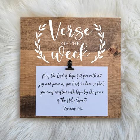 Crafts Under $5, Large Office Wall Decor, Verse Of The Week Board Diy, Cute Christian Room Decor, Christian Apartment Decor, Vision Board Ideas Christian, Family Prayer Board, Youth Group Room Ideas, Prayer Wall Ideas Home