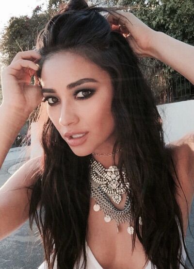 Shay Back To School Makeup, Long Shag Haircut, School Makeup, Shay Mitchell, Shag Haircut, Teen Vogue, Gorgeous Makeup, Hairstyles Haircuts, Pretty Little Liars