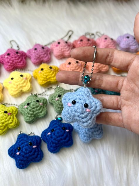 This adorable crochet star keychain is the perfect gift for any child or adult who loves plush toys. It's made with soft, high-quality yarn and features a cute embroidered face. The keychain is also durable and long-lasting, so it will provide years of.#crochetkeychain #handmadegifts #DIYkeychain #crochetlove #keychainaddict Crochet Mini Figures, Crochet Key Charm, Crochet Food Keychain, Small Crochet Keychain, Cute Crochet Keychains, Amigurumi Star, Crochet Charms, Crochet Keychains, Star Crochet