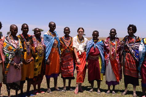 Maasai Trend: Fashion Finds Its Way in the African Savannah Women In Africa, African Savannah, African Theme, Shoes Ads, Olivia Palermo Style, Women Gathering, Ethnic Chic, Stylish Couple, Eco Chic