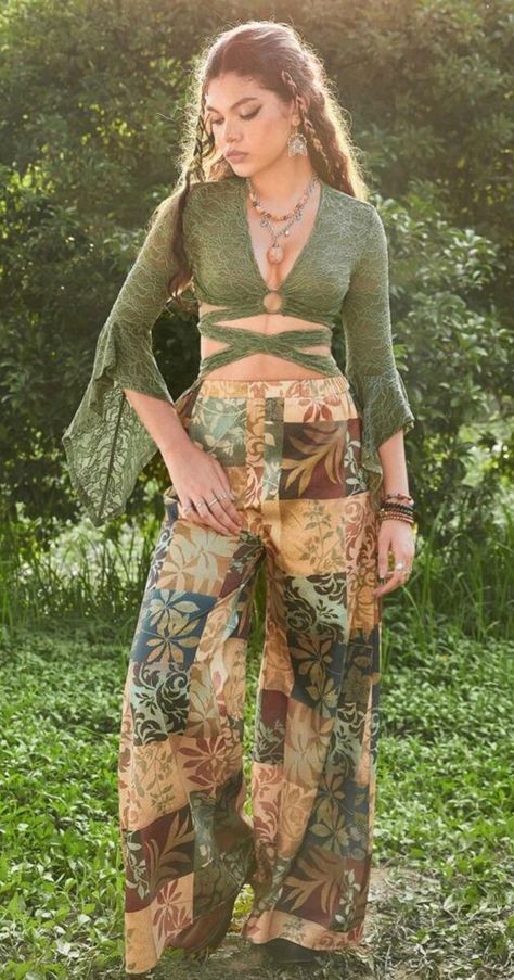 Hippie Music Festival Outfit, Forest Fairy Fashion, Earth Themed Outfits, Fae Core Outfit, Artsy Outfits Aesthetic, Romani Outfit, Green Festival Outfit, Fairy Fashion Aesthetic, Bohemian Aesthetic Outfit