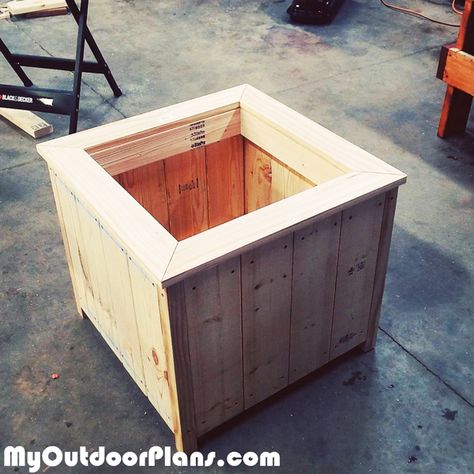 Diy Planters Box Outdoor, Flower Box Diy Outdoor, 2x4 Planter Box Diy, Outdoor Planters Ideas, Diy Wood Planter Boxes, Flower Box Ideas, Wooden Planter Boxes Diy, Diy Wood Planter Box, Deck Planter Boxes