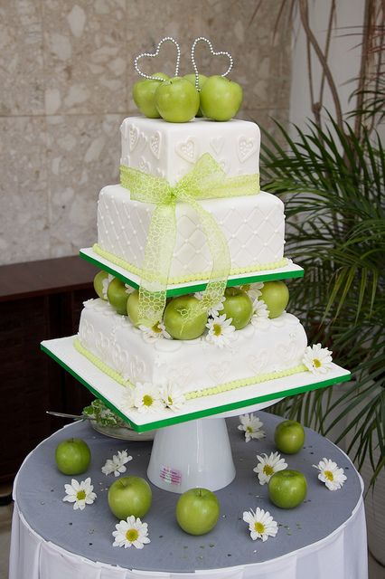 apple wedding cake instead with RED apples!! Apple Wedding Cake, Wedding Cake With Green, Green Apple Wedding, Pink Oven, Apple Centerpieces, Dinner Party Style, Lime Green Weddings, Apple Wedding, Cookies Wedding