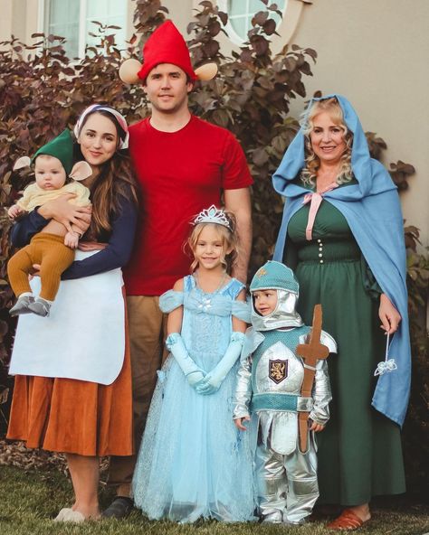 Cinderella And Mouse Costume, Family Of 5 Cinderella Halloween Costumes, Cinderella Group Costume, Cinderella Halloween Costume Family, Cinderella Group Costume Ideas, Family Cinderella Costume, Cinderella Family Halloween Costumes, Cinderella Family Costume Ideas Diy, Diy Cinderella Family Costume