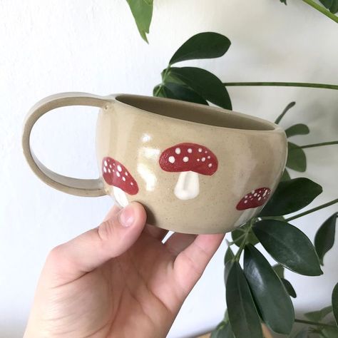 Diy Pottery Mug Painting, Woodland Pottery Painting, Mug Painting Ideas Mushroom, Mugs Hand Painted, Inside Mug Painting Ideas, Mushroom Painted Mug, Mushroom Ceramic Mug, Pottery Painting Ideas Mushroom, Fall Ceramic Painting Ideas