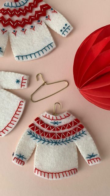 Diy Felt Christmas Ornaments, Ornament Party, Christmas Sewing Projects, Felt Crafts Christmas, Felt Christmas Decorations, Christmas Jumper, Handmade Christmas Decorations, 자수 디자인, Felt Christmas Ornaments