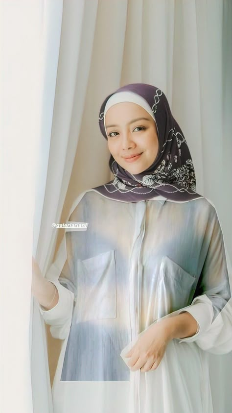 Mira Filzah Free Hair, Mira Filzah, Nora Danish, Foto Cewek Hijab Aesthetic, Black Hair Video, Hijab Teen, Egirl Style, Hijab Beauty, Rocker Girl