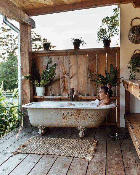 Outdoor Bathtub, Outdoor Bathroom Design, Outdoor Tub, Outdoor Baths, Outdoor Bath, Cottage Kitchens, Outdoor Bathrooms, The Design Files, Off Grid