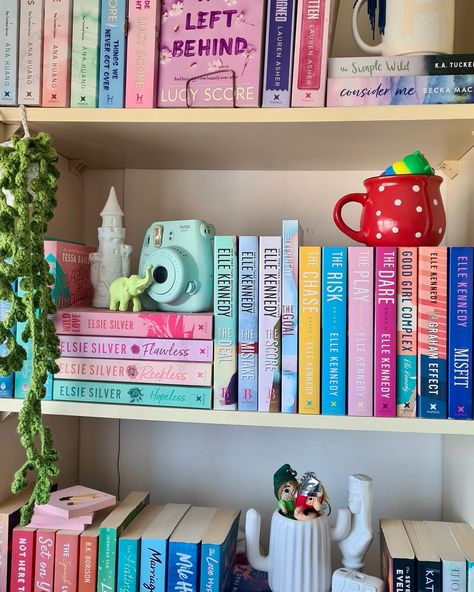 Colorful Bookshelves, Home Reading Room, Book Corner Ideas Bedroom, Bookshelf Goals, Bookshelves Aesthetic, Aesthetic Bookshelves, Reading Aesthetics, Dream Home Library, Bedroom Bookshelves