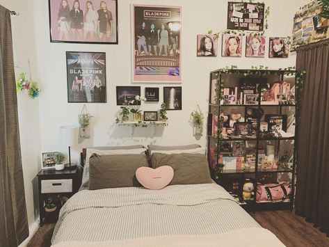 Blackpink Wall Decor, Blackpink Room Ideas, Bedroom Ideas Korean, Blackpink Room, Ideas Para Decorar Tu Cuarto, Kpop Shelf, Grunge Bedroom, Kpop Room, Dance Rooms