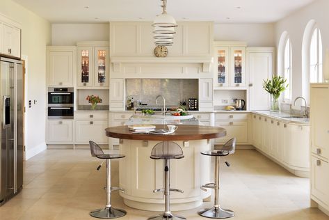 Classic Kitchen | Case Study | Davonport Kitchens Contemporary Traditional Kitchen, Classic Contemporary Kitchen, Round Kitchen Island, Curved Kitchen Island, Contemporary Kitchen Decor, Curved Kitchen, Simple Kitchen Design, London Kitchen, Round Kitchen