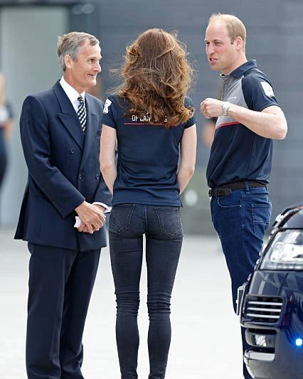 Kate Middleton Captions’s Instagram post: “"Eyes on my hair, peasant." . #kateandwills #katemiddleton #duchessofcambridge #princewilliam #dukeofcambridge #love #royal #royals #happy…” Kate Middleton Bum, Kate Middleton Legs, Düşes Kate, William E Kate, Princesse Kate Middleton, Principe William, Kate Middleton Outfits, America's Cup, Kate Middleton Photos