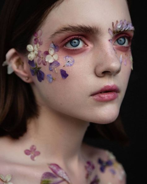 People With Flowers, Flower People Photography, Flowers In Mouth, Flower Body Art, Flowers On Face, Flower Person, Flower In Mouth, Face Flower, Flowers Outfit