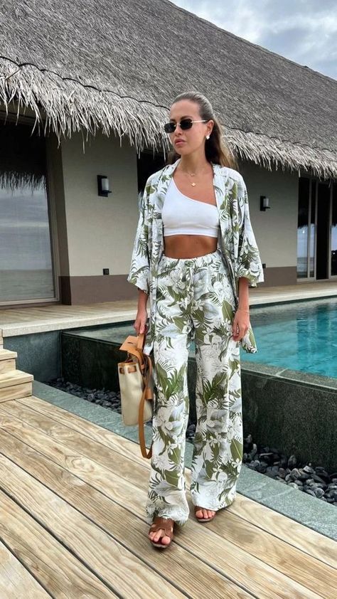 35 Best Trendy Mexico Vacation Outfits - Explore Best Summer Beach Outfits 2024 11 Bali Clothes Outfits, Best Travel Outfits For Women, Mexico Vacation Outfits, Beach Outfit For Women, Comfy Travel Outfit, Pool Party Outfits, Outfits For Mexico, Beach Vacation Outfits, Maxi Outfits