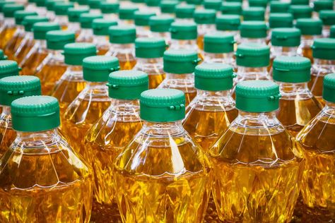 Cooking oil bottles at factory warehouse Cooking Oil Bottle, Refined Oil, Cooking Oils, Edible Oil, Healthy Oils, Soybean Oil, Foods To Avoid, Fried Food, Homemade Skin Care