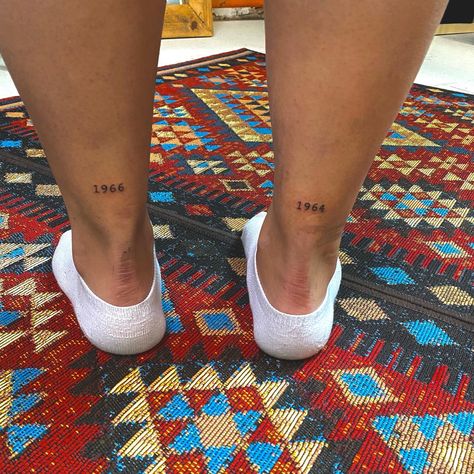 Tatouage date cheville typewriter Birth Year Tattoo Ideas Ankle, Small Side Tattoos, Back Of Ankle Tattoo, Date Tattoo Ideas, Datum Tattoo, Back Of Leg Tattoos, Date Tattoo, Parent Tattoos, Hidden Tattoos