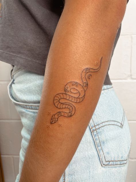 Snake Ideas Tattoo, Scatter Arm Tattoos, Snake Fine Line Tattoo, Sternum Tattoo Fine Line, Snake Tattoo Fine Line, Pretty Snake Tattoo, Dainty Snake Tattoo, Tiny Snake Tattoo, Snake Tattoos Arm