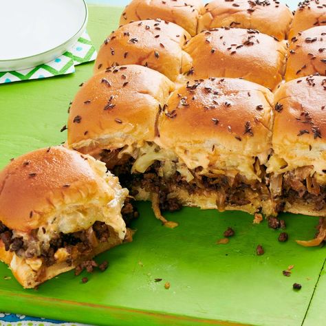 Pull Apart Sliders, Homemade Sliders, Ground Beef Casserole Recipes, Patty Melt, Hearty Comfort Food, Mini Burgers, Beef Casserole Recipes, Pioneer Woman Recipes, Ground Beef Casserole