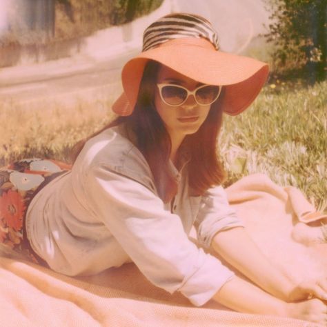 Lana Honeymoon, Lana Vinyl, Lana Del Rey Photoshoot, Music Art Cover, Rey Icon, Honeymoon Aesthetic, So Lana Del Rey Vinyl, Lana Albums, Honeymoon Photoshoot