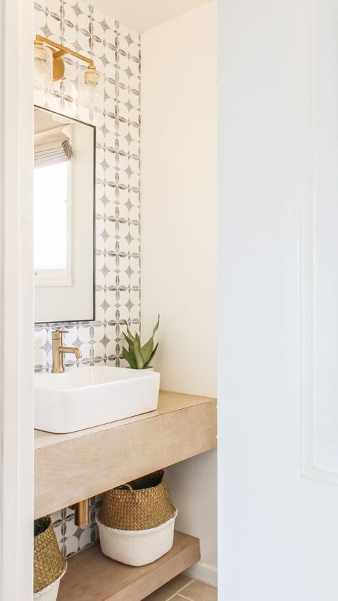 Modern Farmhouse Before and After Home Tour - Designing Vibes - Interior Design, DIY and Lifestyle Vibe Bathroom, Powder Room Redo, Boho Chic Bathroom, Modern Powder Rooms, Modern Powder Room, Interior Boho, Diy Bathroom Makeover, Powder Room Makeover, Bad Inspiration