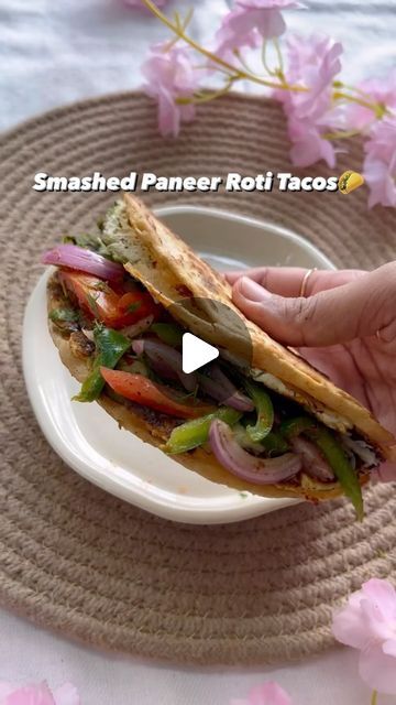 Jain Dinner Recipe, Roti Tacos, Paneer Tacos, Veg Roll, Jain Food, Crispy Recipes, Jain Recipes, Roti Recipe, Easy Vegetarian Dinner