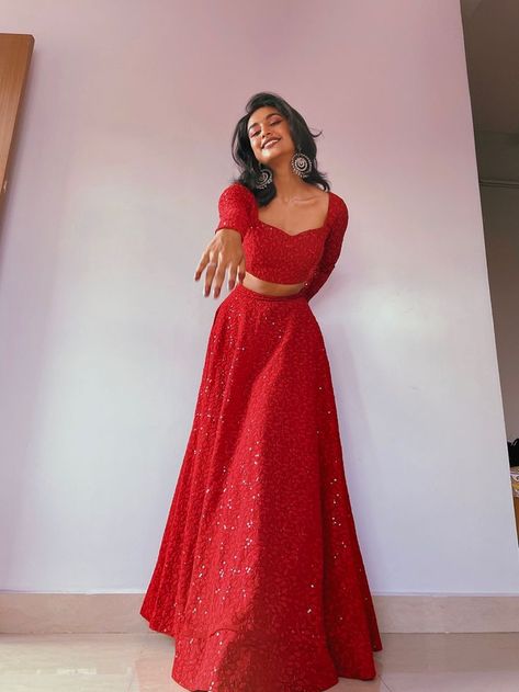 Lengha Choli Poses, Pose In Indian Outfit, Red Lengha Simple, Aesthetic Lehenga Poses, How To Pose In Lehenga, Poses On Lehenga, Simple Lengha Design, Traditional Dresses Poses, Lehanga Simple