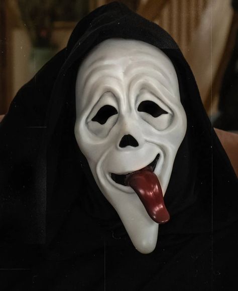 Wassup Ghost Face, Ghostface Holding Knife, Ghost Face Wassup, High Ghostface, Ghostface Wassup, Ghost Face Drawing Scream, Scary Movie Mask, The Scary Movie, Ghost Face Wallpaper