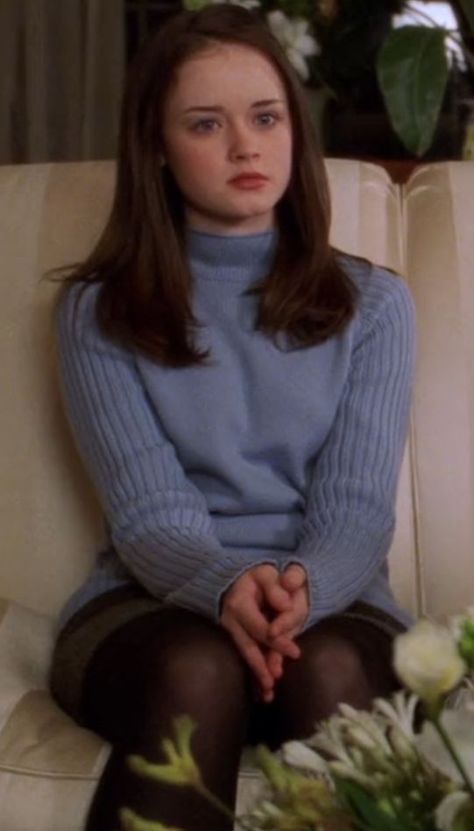 S1 Ep. 1 Rory Gilmore Hair, Rory Gilmore Style, Gilmore Girls Fashion, Gilmore Girls Outfits, Downtown Outfits, Lorelai Gilmore, Tv Show Outfits, Pretty Hair Color, Cute Preppy Outfits