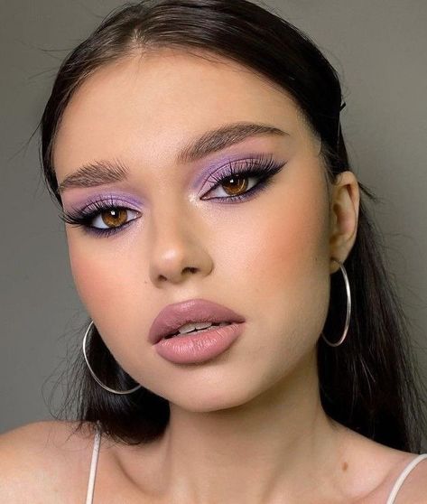 Purple Eyeshadow Looks, Purple Makeup Looks, Maquillage Yeux Cut Crease, Round Face Makeup, Purple Eye Makeup, Purple Makeup, Matte Makeup, Makijaż Smokey Eye, Purple Eyeshadow