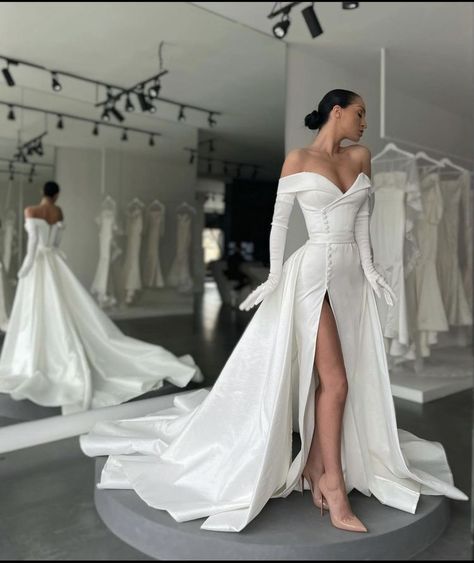 Reformation Wedding, Modern Bridal Gowns, Gown Elegant, Elegant Bridal Gown, Robes D'occasion, Boho Bridal Gowns, Fancy Wedding Dresses, Dresses Formal Elegant, Wedding Dress Fabrics