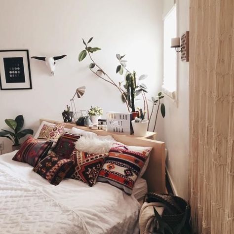 Urban Outfitters Bedroom, Bohemian Bedrooms, Boho Style Room, Chic Bedroom Design, Stile Boho Chic, Boho Bedroom Decor, Chic Bedroom, Home Fashion, Apartment Living