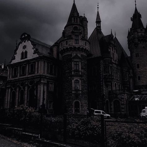 Aesthetic Mansions, Castle Aesthetic Exterior, Victorian Mansion Aesthetic, Gothic House Aesthetic, Academia Castle, Mansions Exterior, Dark Academia Castle, Goth Castle, Manor Aesthetic