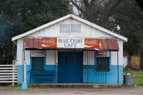 Blue Front Cafe Location Aesthetic, Mississippi Delta Blues, Mississippi Blues, Mississippi Travel, Country Stores, African American Couples, Juke Joints, Mississippi Delta, Delta Blues