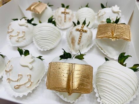 Chocolate Covered Strawberries White And Gold, First Communion Strawberries, White And Gold Chocolate Strawberries, First Communion Treats, Strawberry Towers, Sweet Business, Treat Board, Strawberry Tower, Holy Communion Cakes