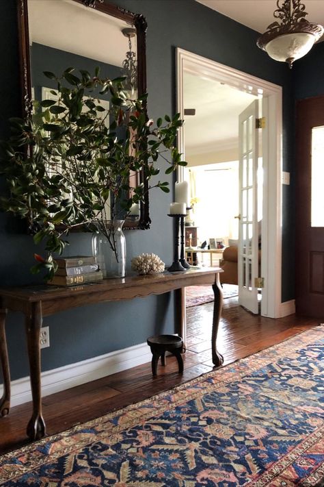 A vintage rug shop featuring one-of-a-kind antique and vintage oriental rugs. Thrifting Home, Goodwill Thrifting, Decor 2024, Casa Vintage, Rug Shop, Vintage Living Room, Living Room Design, Quiet Luxury, Living Room Inspo