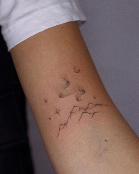 fiminine mountain tattoo Moon Clouds Tattoo, Fine Line Mountain Tattoo, Swirly Tattoo, Tattoo Space, Cloud Tattoo Design, Mountain Outline, Clouds Tattoo, Mountain Tattoos, Tattoos 2024