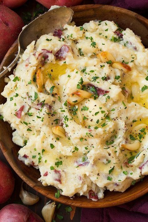 بطاطس مهروسة, Mashed Red Potatoes, Garlic Mashed Potatoes Recipe, Christmas Side Dish Recipes, Roasted Garlic Mashed Potatoes, Christmas Side Dishes, Mashed Potatoes Recipe, Xmas Dinner, Garlic Mashed Potatoes