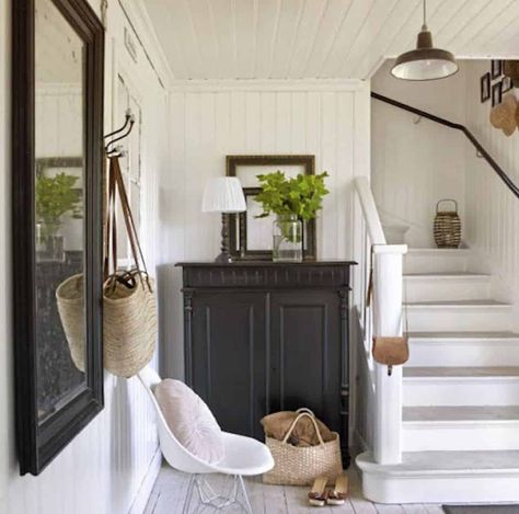 15 Ways To Feng Shui Your Entryway Black Wallpaper Bedroom, Apartment Stairs, Scandinavian Country Style, Small Apartment Therapy, White Washed Floors, Scandinavian Country, Entryway Stairs, Country Style Interiors, Scandinavian Style Home