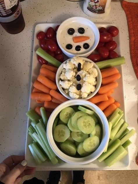 Snowman Vegetable Platter, Snowman Vegetable Tray, Snowman Veggie Platter, Fun Christmas Food Snacks, Holiday Food Ideas Christmas Dinner, Winter Veggie Tray, Snowman Veggie Tray, Veggie Snowman, Christmas Veggie Board