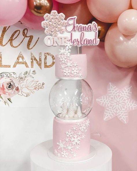 Winter Cake Ideas, Winter Onederland Cake, Christmas Birthday Cake, First Birthday Winter, Winter Wonderland Cake, Wonderland Cake, Onederland Birthday Party, Winter Wonderland Birthday, Baby Bash