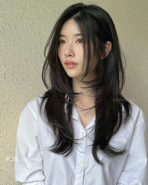 Asian Long Hairstyles Women, Kpop Medium Length Hair, Haircut Trendy Woman, Korean Hairstyle No Bangs, Asian Long Shag Haircut, Light Bangs Round Face, Blended Side Bangs, Hair Color Inspo Asian, Haircuts For Grown Out Bangs