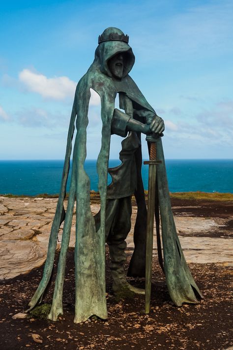 Are you planning on visiting Tintagel Castle, but unsure if it’s worth the money? Are you interested in finding out how Tintagel’s strong link to the legends of King Arthur and Camelot was born? If so, this blog post will help you find the answers you’re looking for. We’ll share some useful information that you might want to consider before booking your ticket. We’ll also dive a bit into the rich history and legends that surround Tintagel Castle and inspired many people over the centuries. Camelot Castle, Tintagel Cornwall, Tintagel Castle, North Cornwall, United Kingdom Travel, Brecon Beacons, Visiting England, Cornwall England, Family Days Out