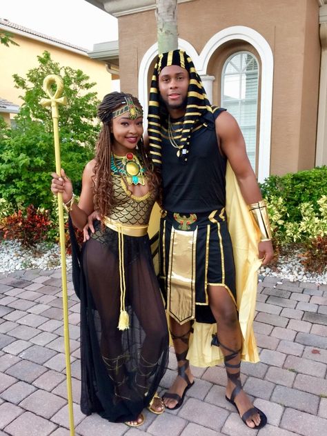 King Tut & Queen Cleopatra Halloween Costume Asian, Easy Last Minute Halloween Costumes, Velma Costume, Costumes Unique, Unique Couple Halloween Costumes, Friends Couple, Best Couples Costumes, Queen Cleopatra, Halloween Costumes For Women