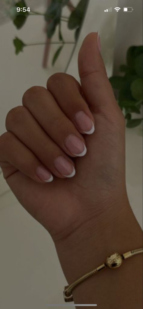 Fine French Tip Nails, Grad Nails Short, Short Rounded French Tip Nails, Natural Acrylic Nails With Design, Natural Nails For School, Nails Basic Natural, Shellac Nails French Tip, French Tip Nails Natural Nail, Basic Nail Ideas Simple