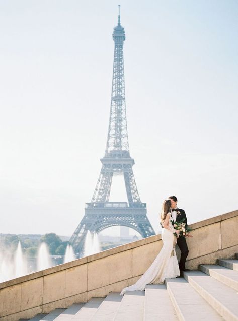 Torre Eiffel Paris, Wedding In Paris, Fox Wedding, Paris Elopement, Parisian Wedding, Idea Wedding, Wedding Sparrow, Romantic Relationship, Surprise Wedding